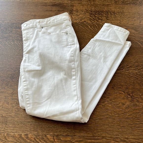 Universal Thread - Mid Rise White Skinny Jean - Picture 4 of 8
